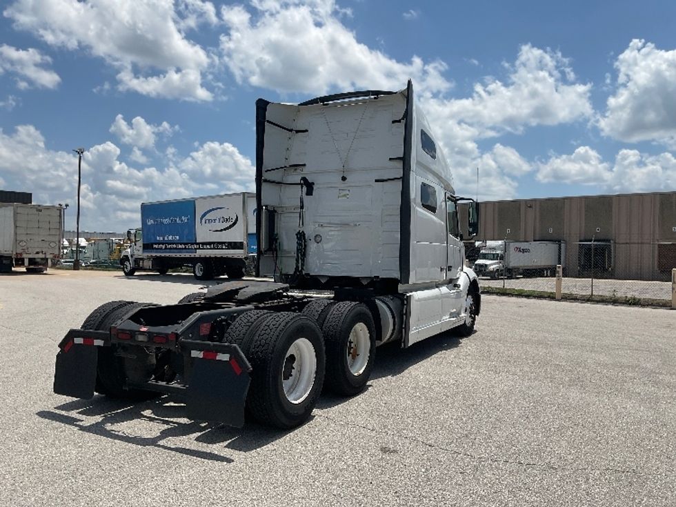 Sleeper Tractor-Heavy Duty Tractors-Volvo-2022-VNL64760-Moberly-MO-356,776\n\t\tmiles-$ 89,000 - Image 7