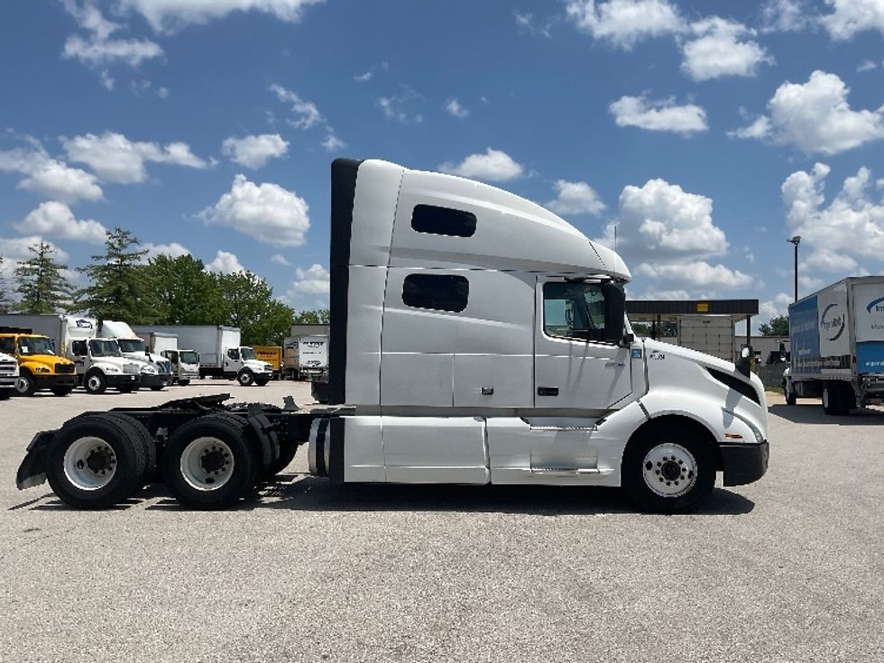 Sleeper Tractor-Heavy Duty Tractors-Volvo-2022-VNL64760-Moberly-MO-356,776\n\t\tmiles-$ 89,000 - Image 8