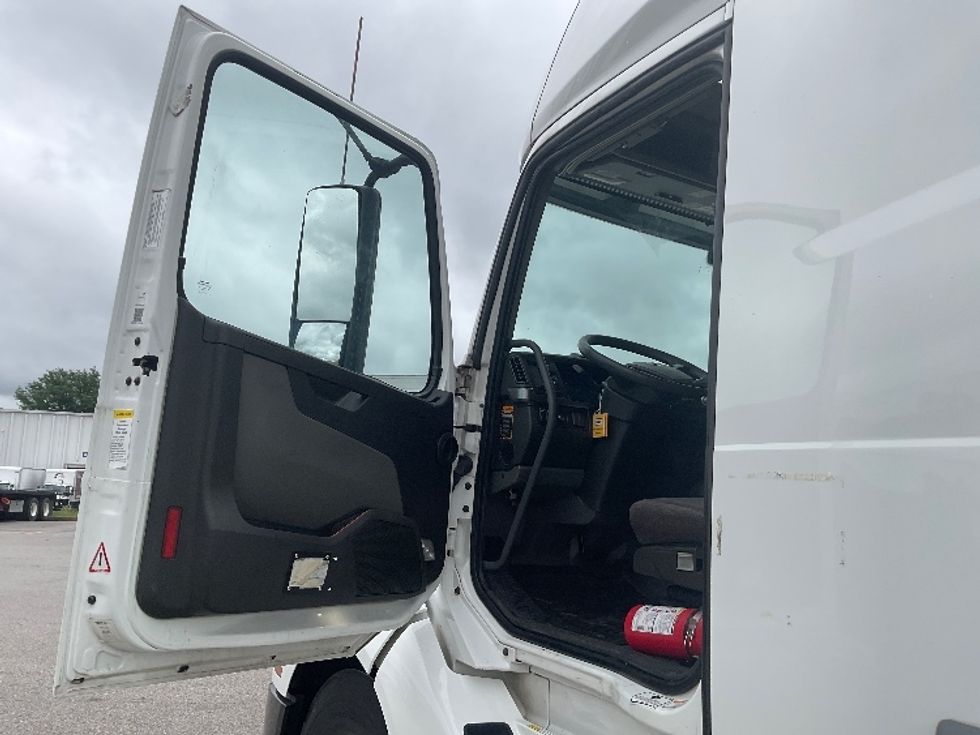 Sleeper Tractor-Heavy Duty Tractors-Volvo-2022-VNL64760-Moberly-MO-356,776\n\t\tmiles-$ 89,000 - Image 9