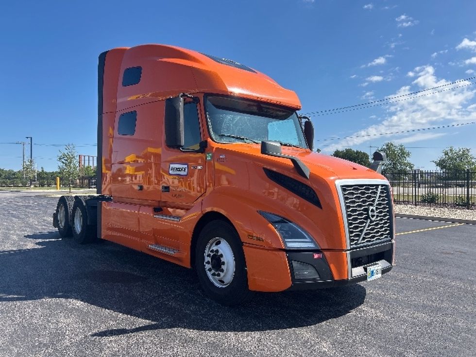Sleeper Tractor-Heavy Duty Tractors-Volvo-2022-VNL64760-Moberly-MO-372,254\n\t\tmiles-$ 95,000 - Image 1