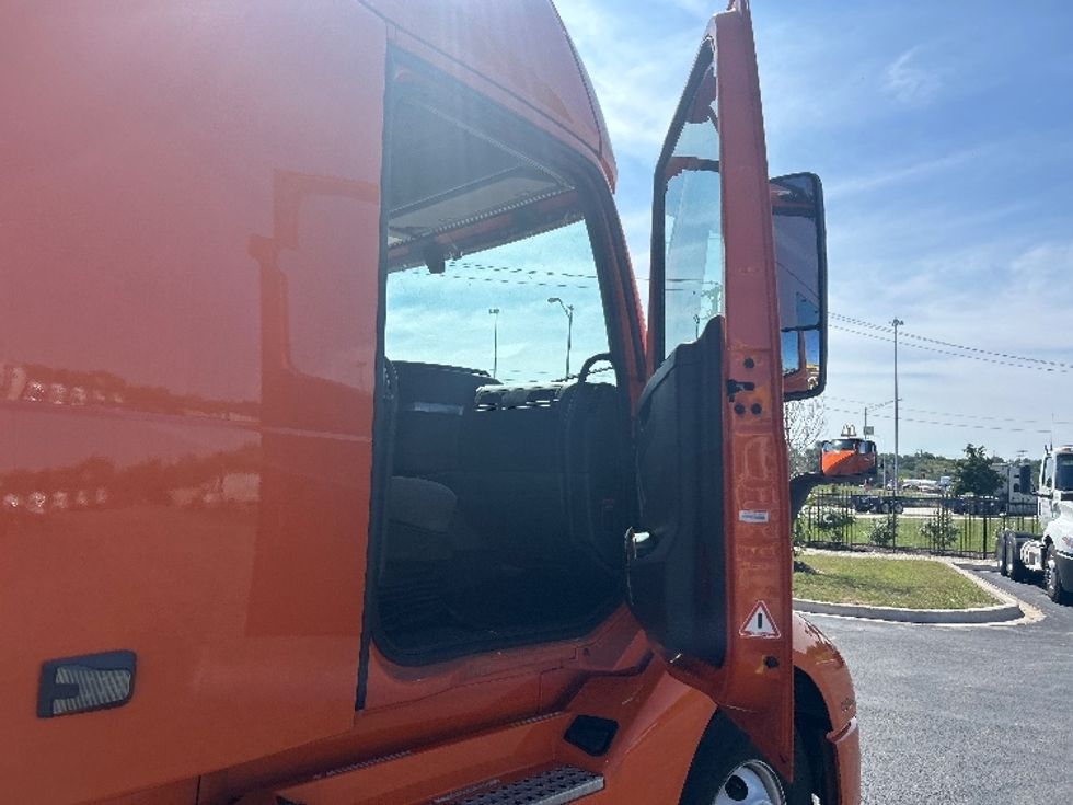 Sleeper Tractor-Heavy Duty Tractors-Volvo-2022-VNL64760-Moberly-MO-372,254\n\t\tmiles-$ 95,000 - Image 13