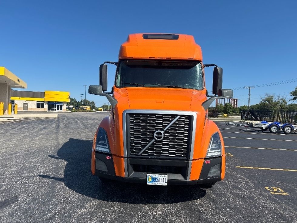 Sleeper Tractor-Heavy Duty Tractors-Volvo-2022-VNL64760-Moberly-MO-372,254\n\t\tmiles-$ 95,000 - Image 2