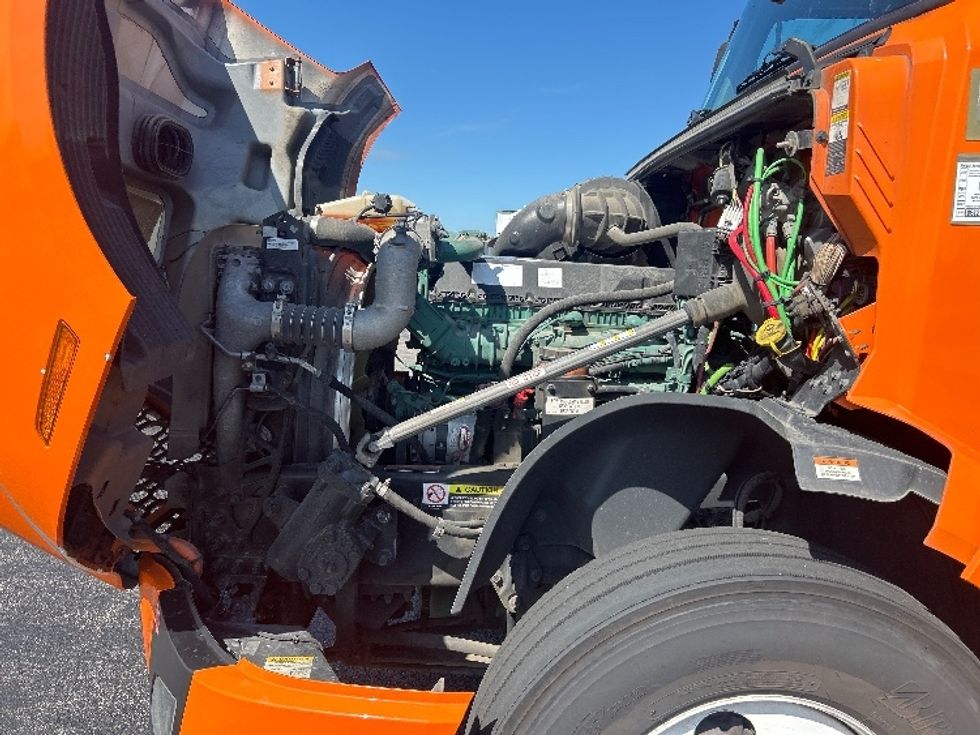 Sleeper Tractor-Heavy Duty Tractors-Volvo-2022-VNL64760-Moberly-MO-372,254\n\t\tmiles-$ 95,000 - Image 20