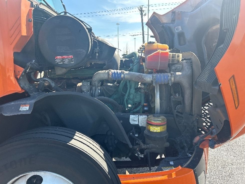 Sleeper Tractor-Heavy Duty Tractors-Volvo-2022-VNL64760-Moberly-MO-372,254\n\t\tmiles-$ 95,000 - Image 21