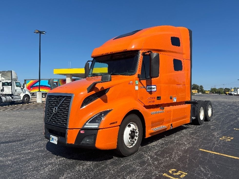 Sleeper Tractor-Heavy Duty Tractors-Volvo-2022-VNL64760-Moberly-MO-372,254\n\t\tmiles-$ 95,000 - Image 3