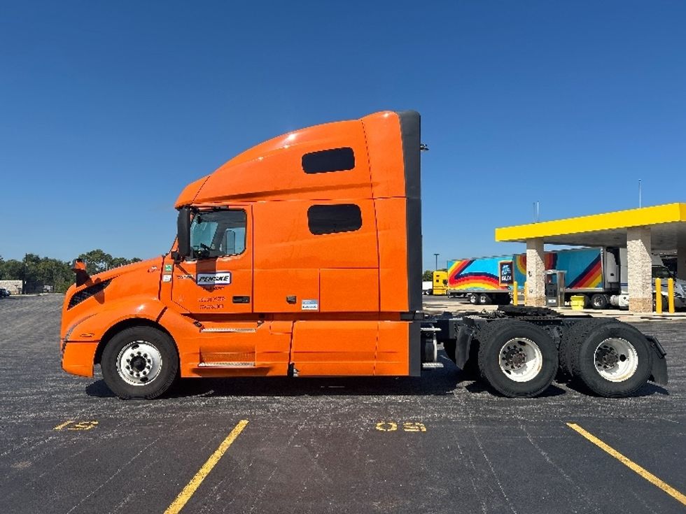 Sleeper Tractor-Heavy Duty Tractors-Volvo-2022-VNL64760-Moberly-MO-372,254\n\t\tmiles-$ 95,000 - Image 4