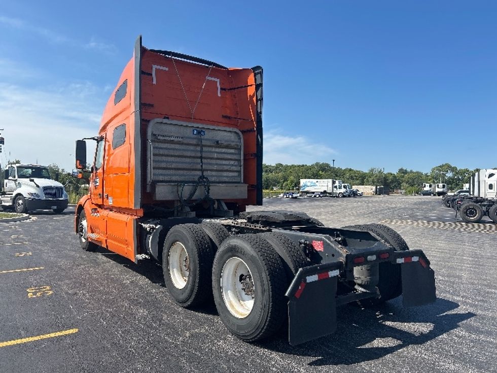Sleeper Tractor-Heavy Duty Tractors-Volvo-2022-VNL64760-Moberly-MO-372,254\n\t\tmiles-$ 95,000 - Image 5