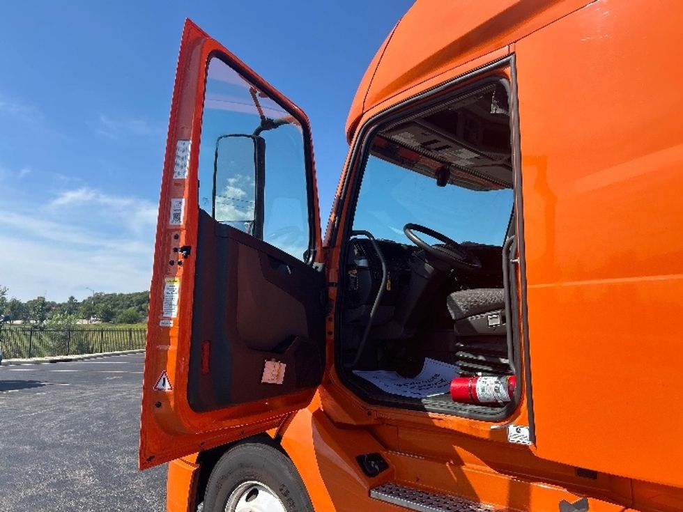 Sleeper Tractor-Heavy Duty Tractors-Volvo-2022-VNL64760-Moberly-MO-372,254\n\t\tmiles-$ 95,000 - Image 9