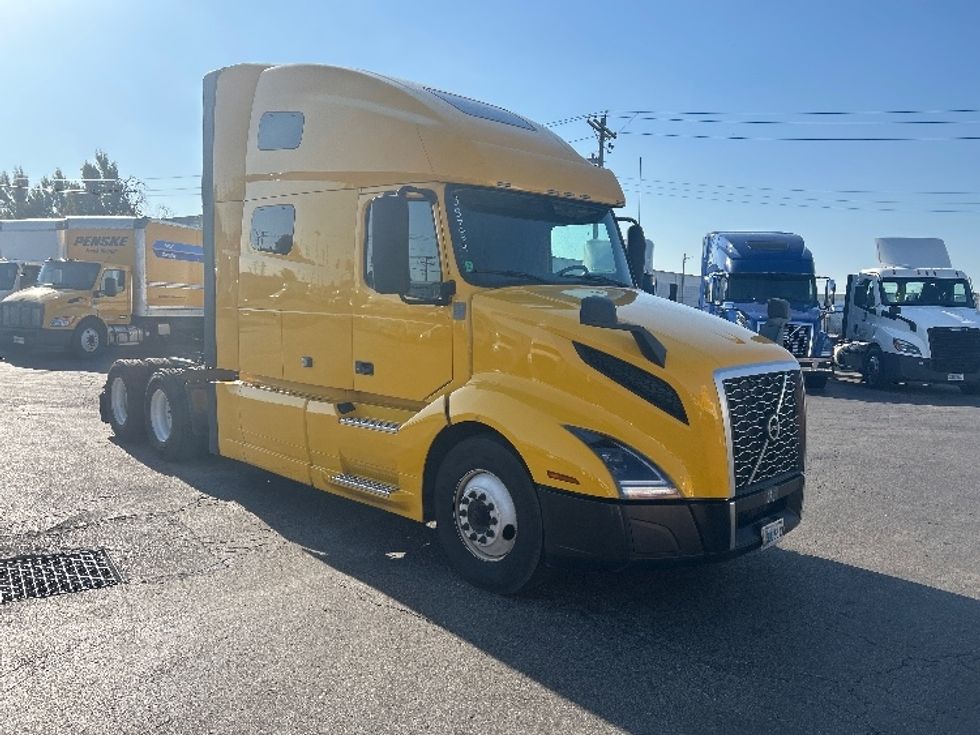 Sleeper Tractor-Heavy Duty Tractors-Volvo-2022-VNL64760-Moberly-MO-459,351\n\t\tmiles-$ 75,000 - Image 1