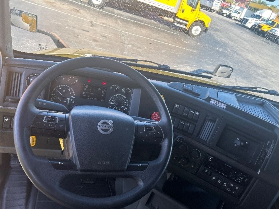 Sleeper Tractor-Heavy Duty Tractors-Volvo-2022-VNL64760-Moberly-MO-459,351\n\t\tmiles-$ 75,000 - Image 11