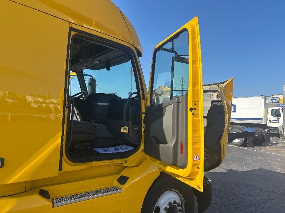 Sleeper Tractor-Heavy Duty Tractors-Volvo-2022-VNL64760-Moberly-MO-459,351\n\t\tmiles-$ 75,000 - Image 13