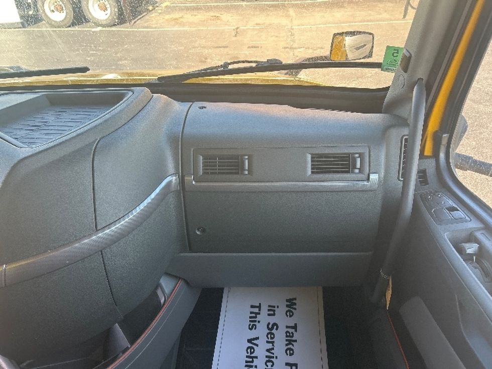 Sleeper Tractor-Heavy Duty Tractors-Volvo-2022-VNL64760-Moberly-MO-459,351\n\t\tmiles-$ 75,000 - Image 14