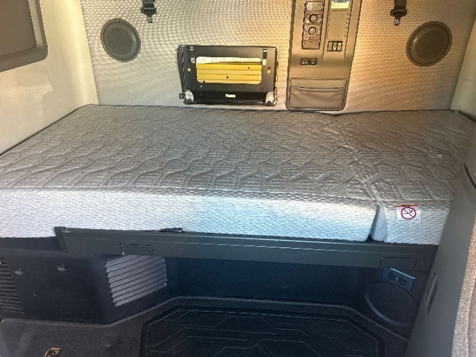 Sleeper Tractor-Heavy Duty Tractors-Volvo-2022-VNL64760-Moberly-MO-459,351\n\t\tmiles-$ 75,000 - Image 16