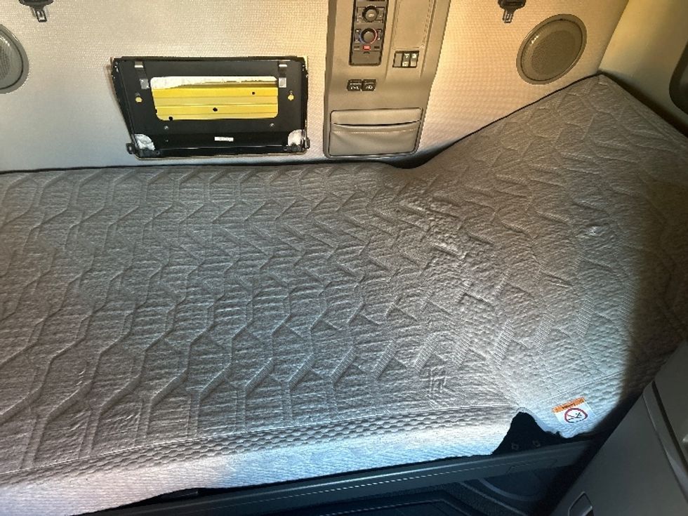 Sleeper Tractor-Heavy Duty Tractors-Volvo-2022-VNL64760-Moberly-MO-459,351\n\t\tmiles-$ 75,000 - Image 17