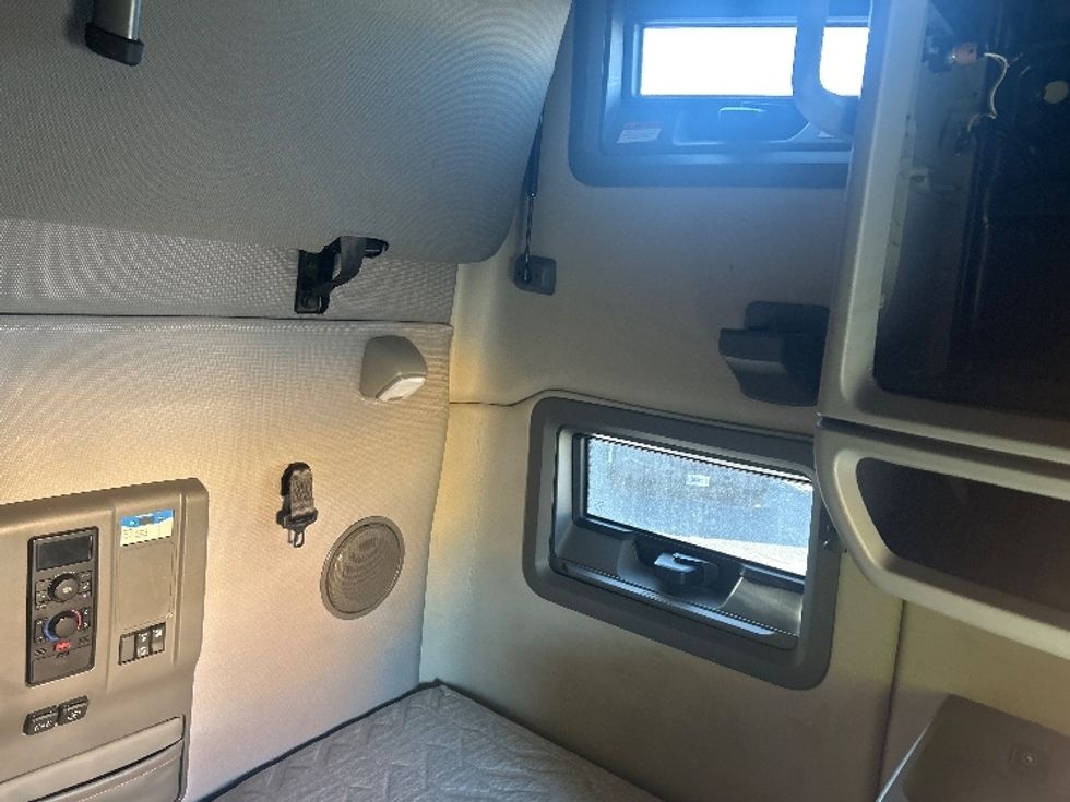 Sleeper Tractor-Heavy Duty Tractors-Volvo-2022-VNL64760-Moberly-MO-459,351\n\t\tmiles-$ 75,000 - Image 18