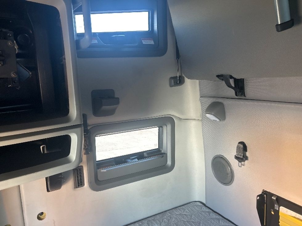 Sleeper Tractor-Heavy Duty Tractors-Volvo-2022-VNL64760-Moberly-MO-459,351\n\t\tmiles-$ 75,000 - Image 19