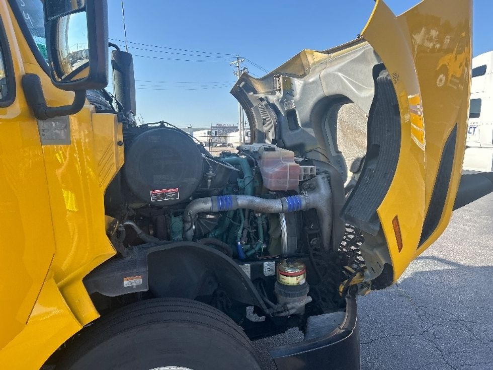 Sleeper Tractor-Heavy Duty Tractors-Volvo-2022-VNL64760-Moberly-MO-459,351\n\t\tmiles-$ 75,000 - Image 20