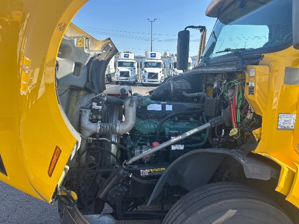 Sleeper Tractor-Heavy Duty Tractors-Volvo-2022-VNL64760-Moberly-MO-459,351\n\t\tmiles-$ 75,000 - Image 21