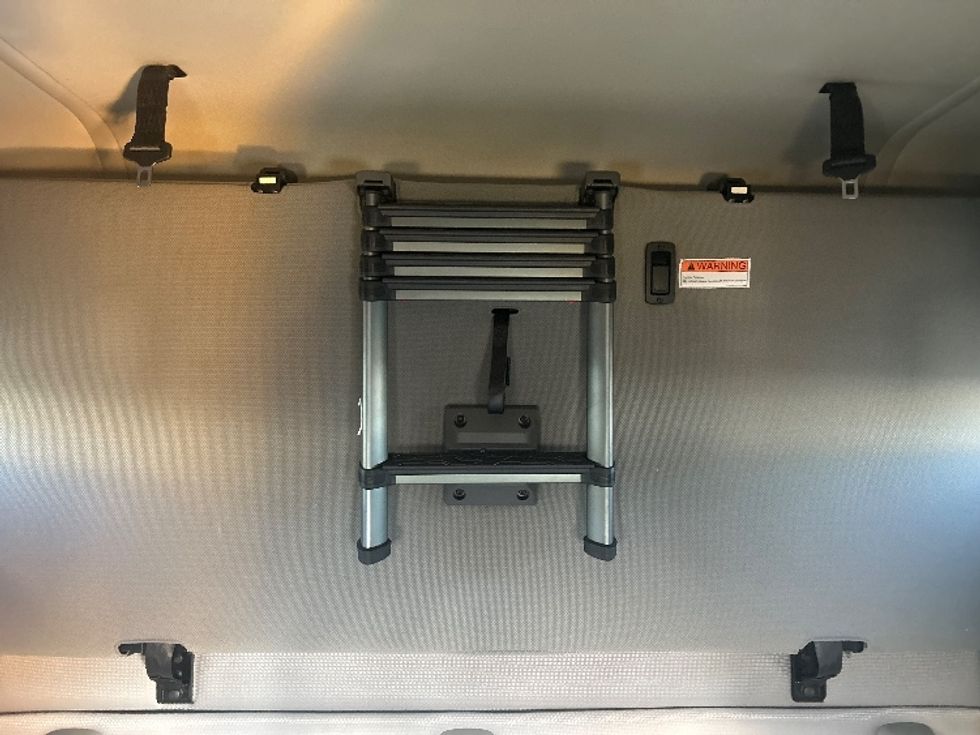 Sleeper Tractor-Heavy Duty Tractors-Volvo-2022-VNL64760-Moberly-MO-459,351\n\t\tmiles-$ 75,000 - Image 22