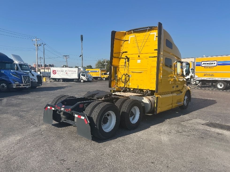 Sleeper Tractor-Heavy Duty Tractors-Volvo-2022-VNL64760-Moberly-MO-459,351\n\t\tmiles-$ 75,000 - Image 7