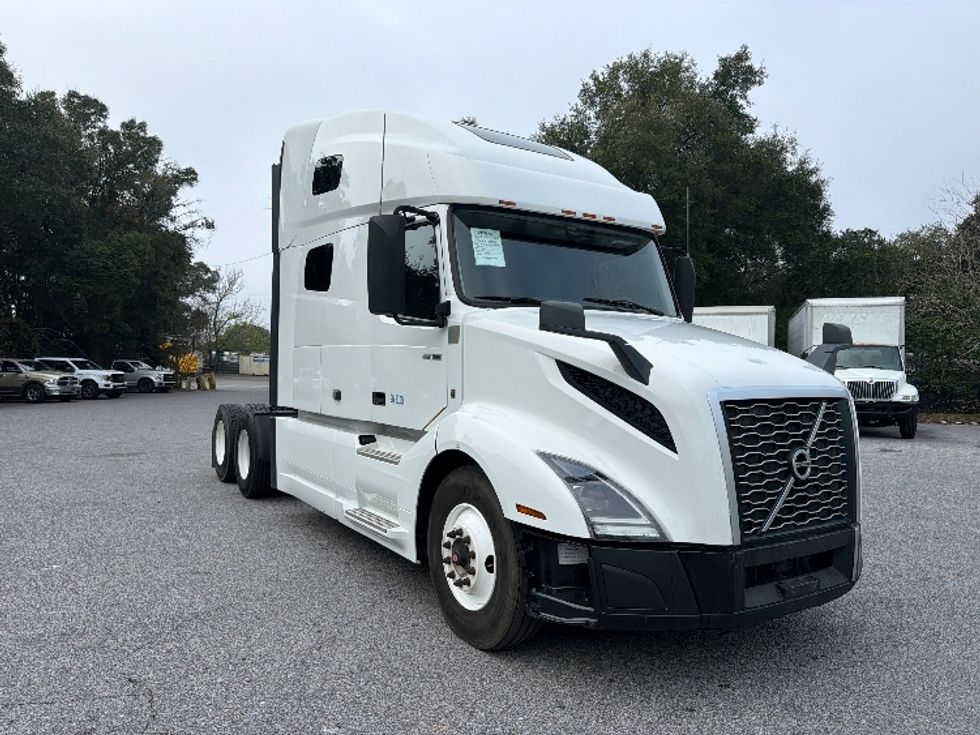 Sleeper Tractor-Heavy Duty Tractors-Volvo-2022-VNL64760-Mobile-AL-415,344\n\t\tmiles-$ 79,000 - Image 1