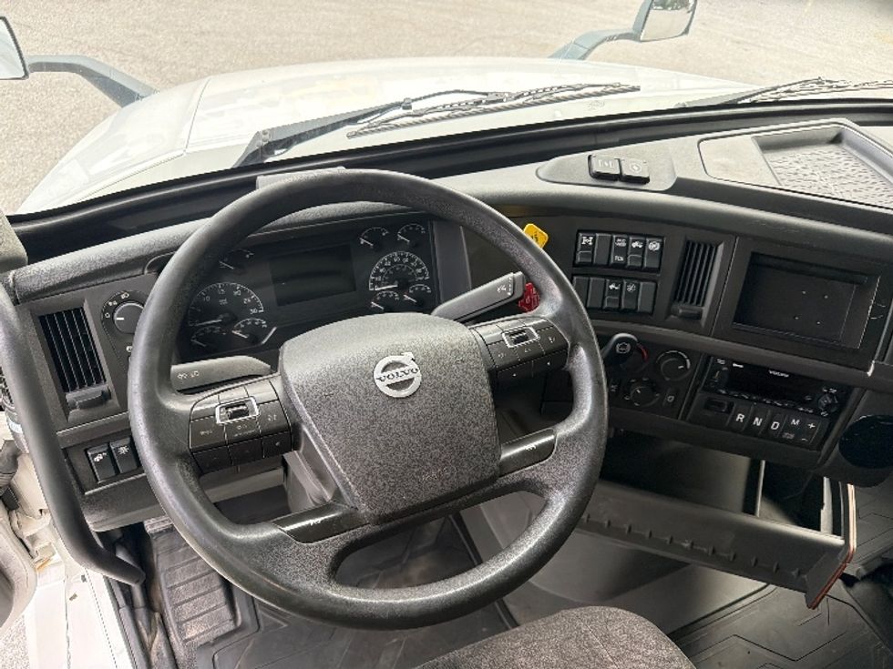 Sleeper Tractor-Heavy Duty Tractors-Volvo-2022-VNL64760-Mobile-AL-415,344\n\t\tmiles-$ 79,000 - Image 10