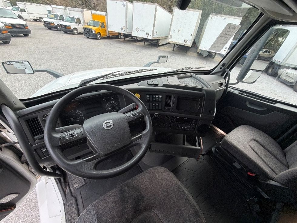 Sleeper Tractor-Heavy Duty Tractors-Volvo-2022-VNL64760-Mobile-AL-415,344\n\t\tmiles-$ 79,000 - Image 11