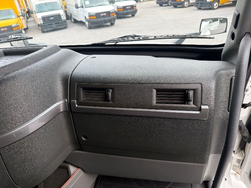 Sleeper Tractor-Heavy Duty Tractors-Volvo-2022-VNL64760-Mobile-AL-415,344\n\t\tmiles-$ 79,000 - Image 14