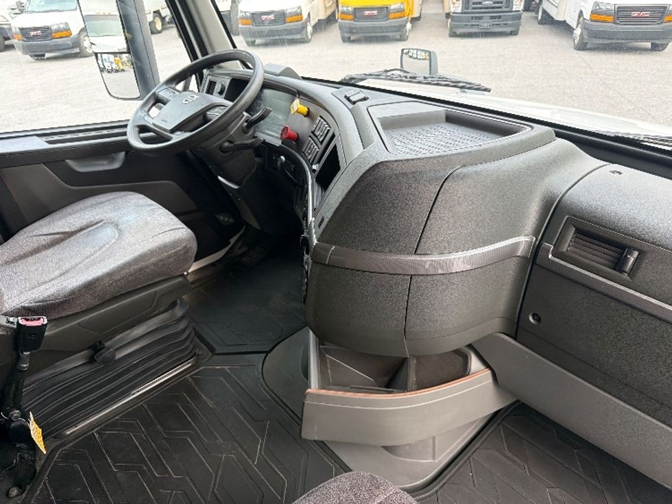 Sleeper Tractor-Heavy Duty Tractors-Volvo-2022-VNL64760-Mobile-AL-415,344\n\t\tmiles-$ 79,000 - Image 15