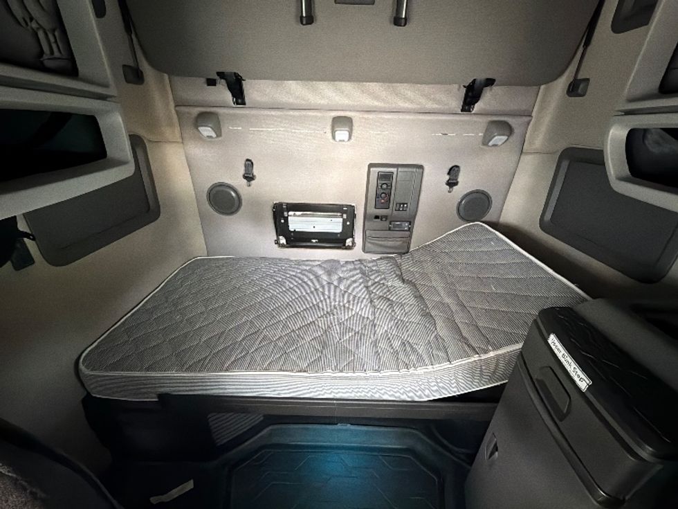 Sleeper Tractor-Heavy Duty Tractors-Volvo-2022-VNL64760-Mobile-AL-415,344\n\t\tmiles-$ 79,000 - Image 17