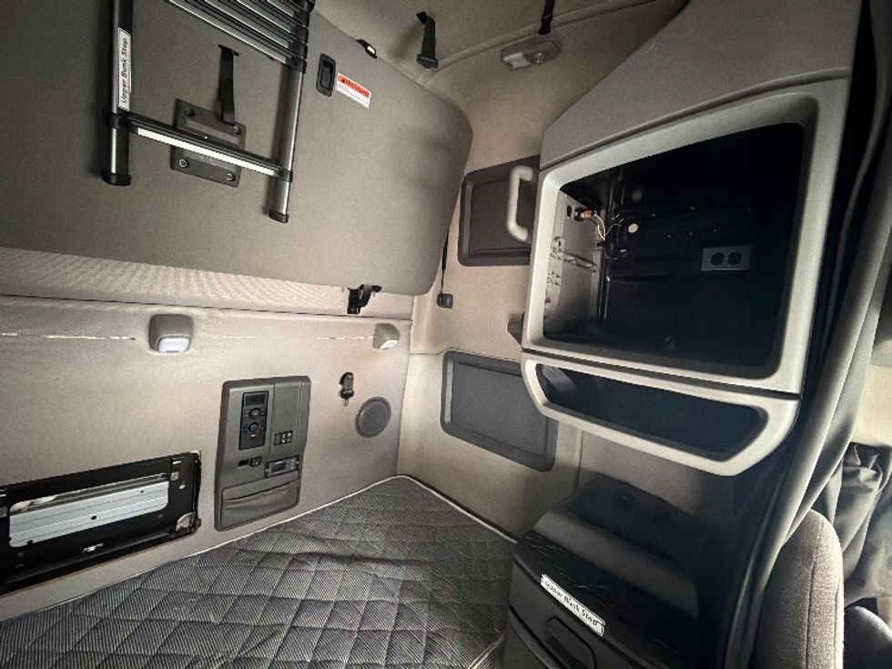 Sleeper Tractor-Heavy Duty Tractors-Volvo-2022-VNL64760-Mobile-AL-415,344\n\t\tmiles-$ 79,000 - Image 18