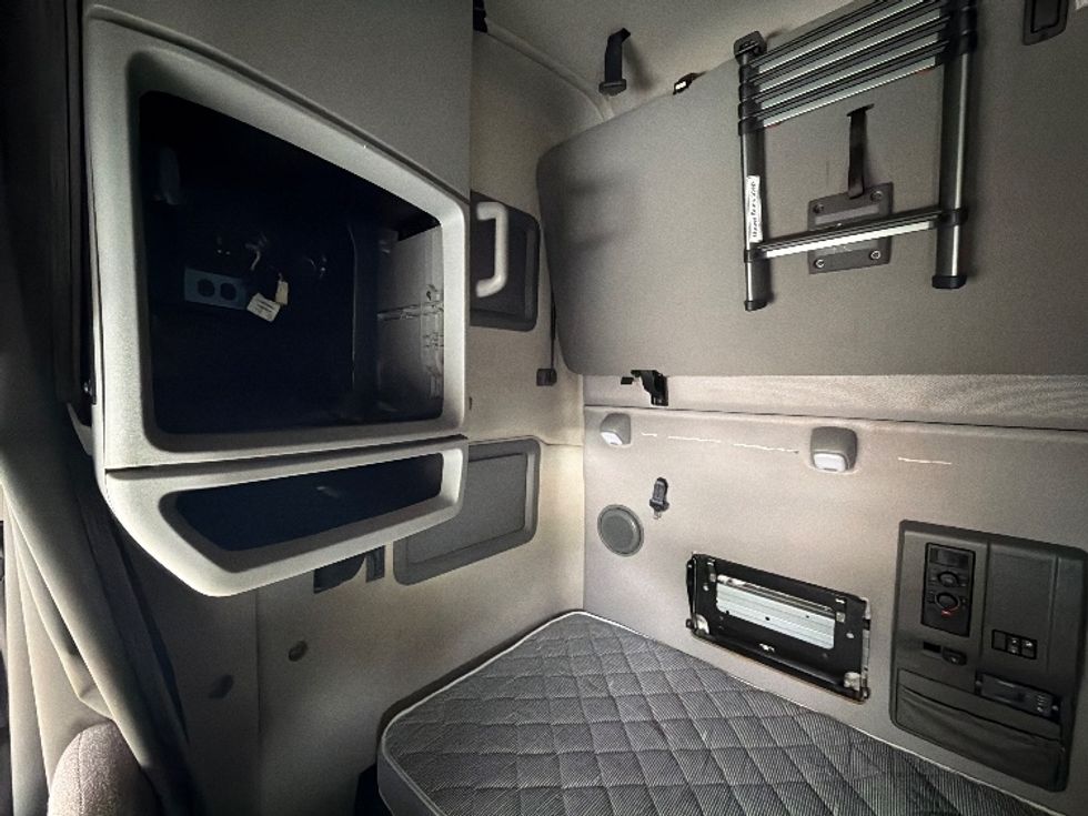 Sleeper Tractor-Heavy Duty Tractors-Volvo-2022-VNL64760-Mobile-AL-415,344\n\t\tmiles-$ 79,000 - Image 19