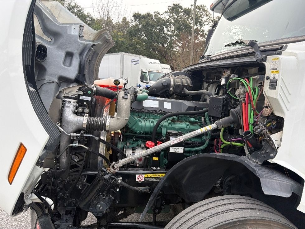Sleeper Tractor-Heavy Duty Tractors-Volvo-2022-VNL64760-Mobile-AL-415,344\n\t\tmiles-$ 79,000 - Image 21