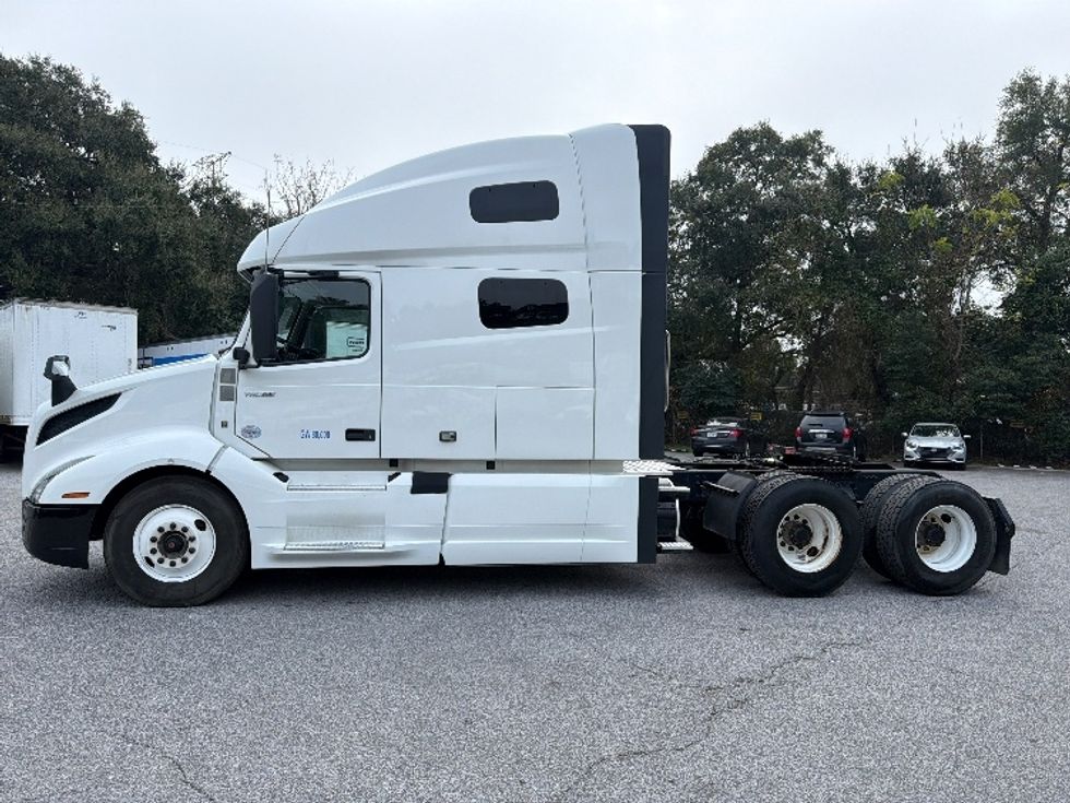 Sleeper Tractor-Heavy Duty Tractors-Volvo-2022-VNL64760-Mobile-AL-415,344\n\t\tmiles-$ 79,000 - Image 4