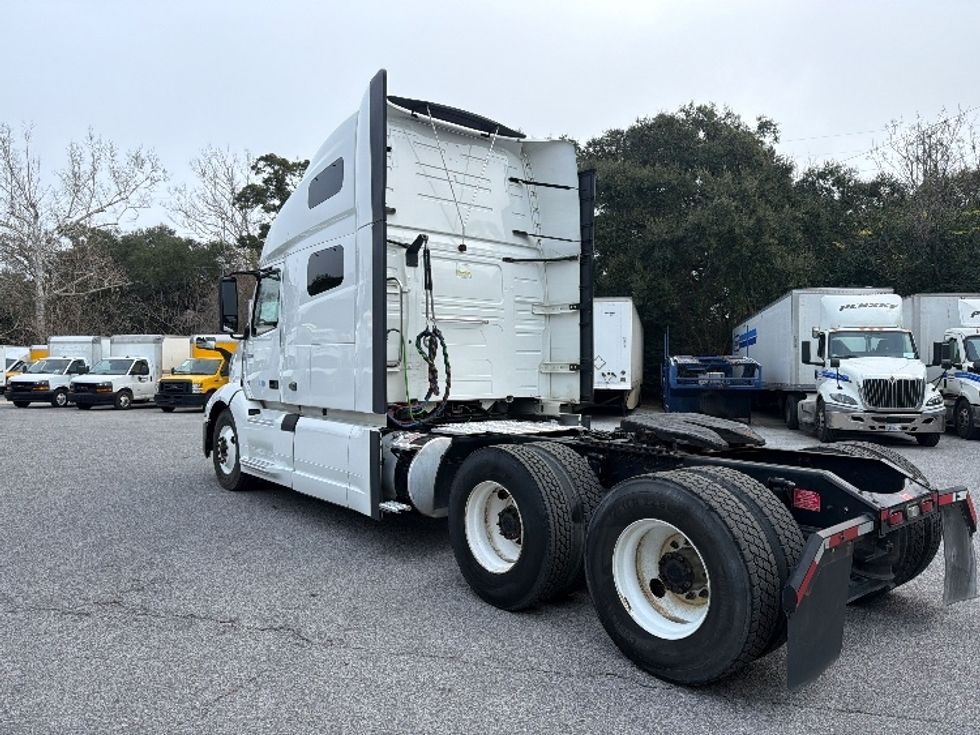 Sleeper Tractor-Heavy Duty Tractors-Volvo-2022-VNL64760-Mobile-AL-415,344\n\t\tmiles-$ 79,000 - Image 5