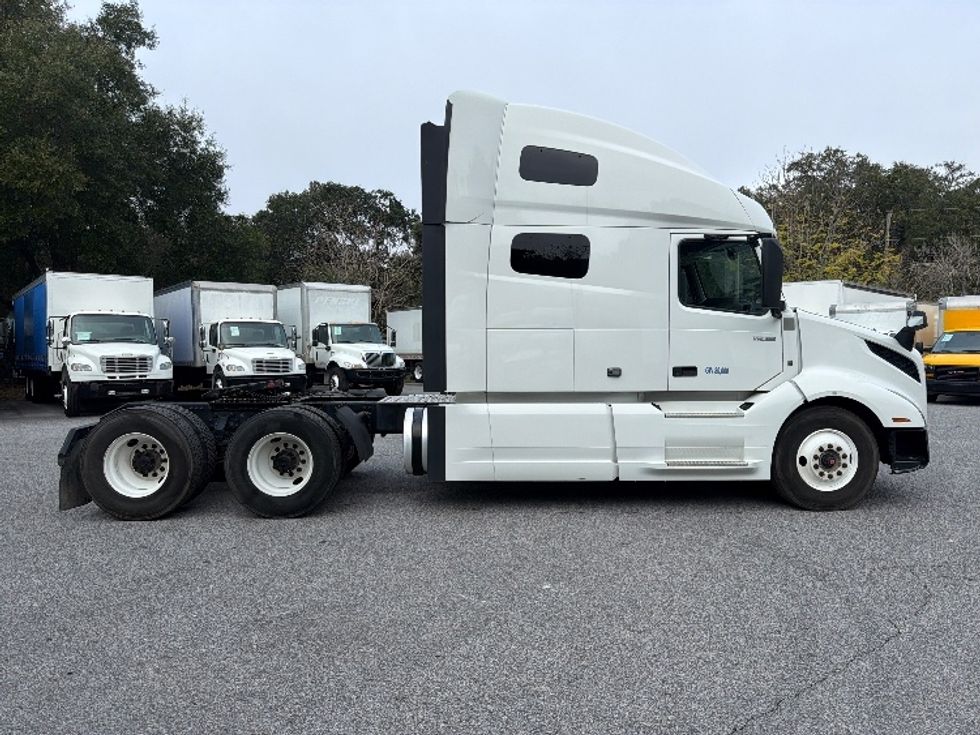 Sleeper Tractor-Heavy Duty Tractors-Volvo-2022-VNL64760-Mobile-AL-415,344\n\t\tmiles-$ 79,000 - Image 8