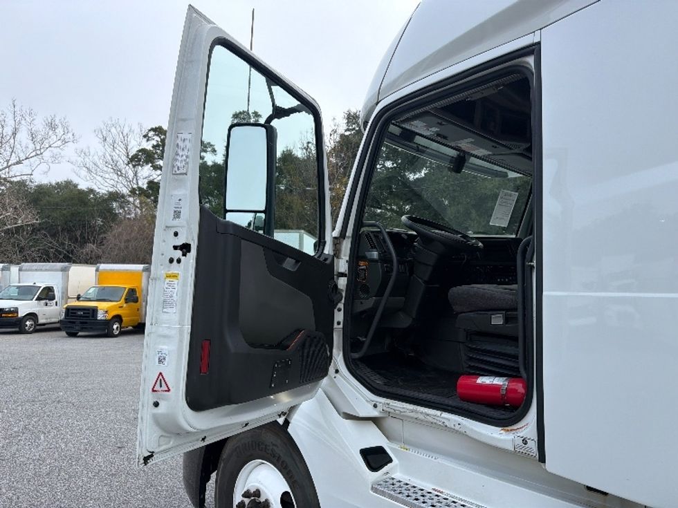 Sleeper Tractor-Heavy Duty Tractors-Volvo-2022-VNL64760-Mobile-AL-415,344\n\t\tmiles-$ 79,000 - Image 9