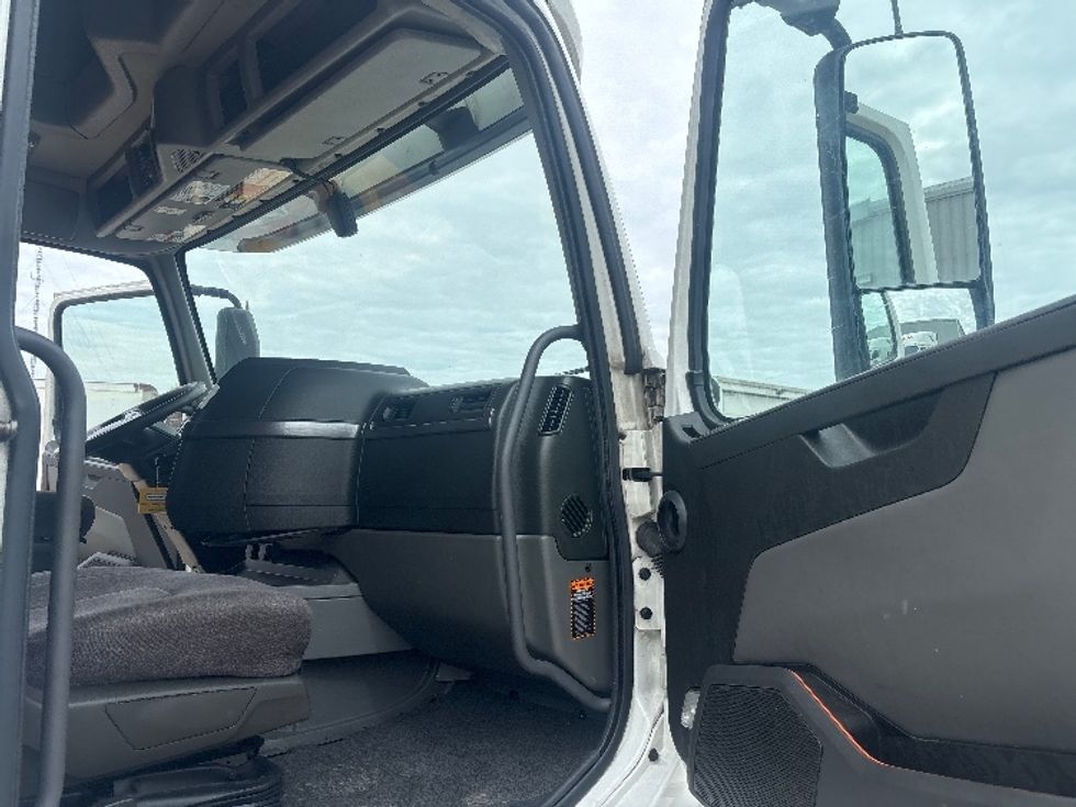 Sleeper Tractor-Heavy Duty Tractors-Volvo-2022-VNL64760-Mobile-AL-458,356\n\t\tmiles-$ 84,750 - Image 13