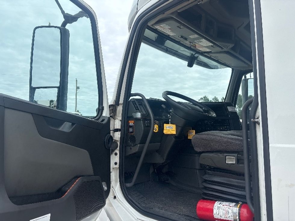 Sleeper Tractor-Heavy Duty Tractors-Volvo-2022-VNL64760-Mobile-AL-458,356\n\t\tmiles-$ 84,750 - Image 9