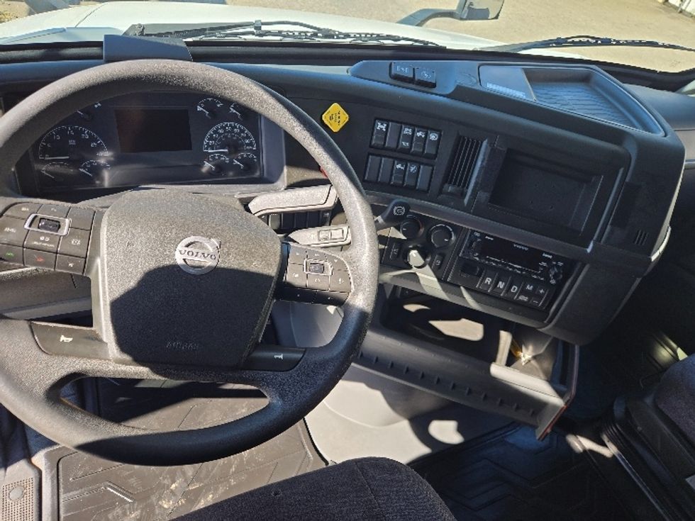 Sleeper Tractor-Heavy Duty Tractors-Volvo-2022-VNL64760-Monroe-LA-412,452\n\t\tmiles-$ 90,250 - Image 11