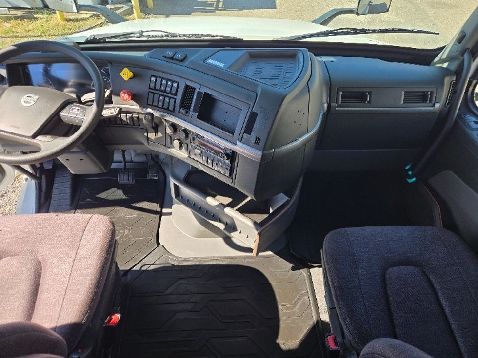 Sleeper Tractor-Heavy Duty Tractors-Volvo-2022-VNL64760-Monroe-LA-412,452\n\t\tmiles-$ 90,250 - Image 12