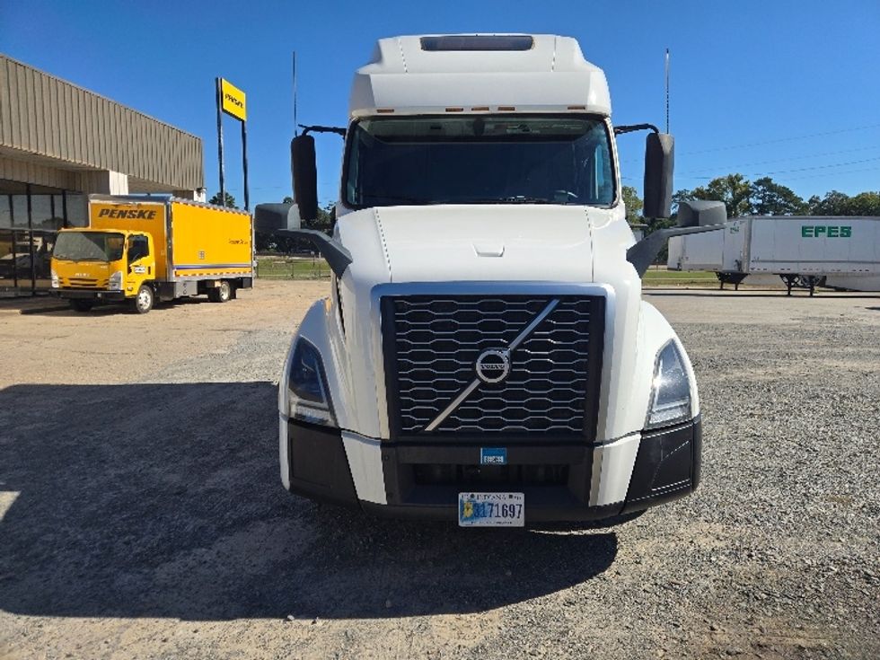 Sleeper Tractor-Heavy Duty Tractors-Volvo-2022-VNL64760-Monroe-LA-412,452\n\t\tmiles-$ 90,250 - Image 2