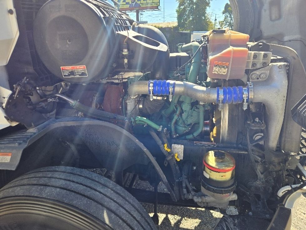 Sleeper Tractor-Heavy Duty Tractors-Volvo-2022-VNL64760-Monroe-LA-412,452\n\t\tmiles-$ 90,250 - Image 20