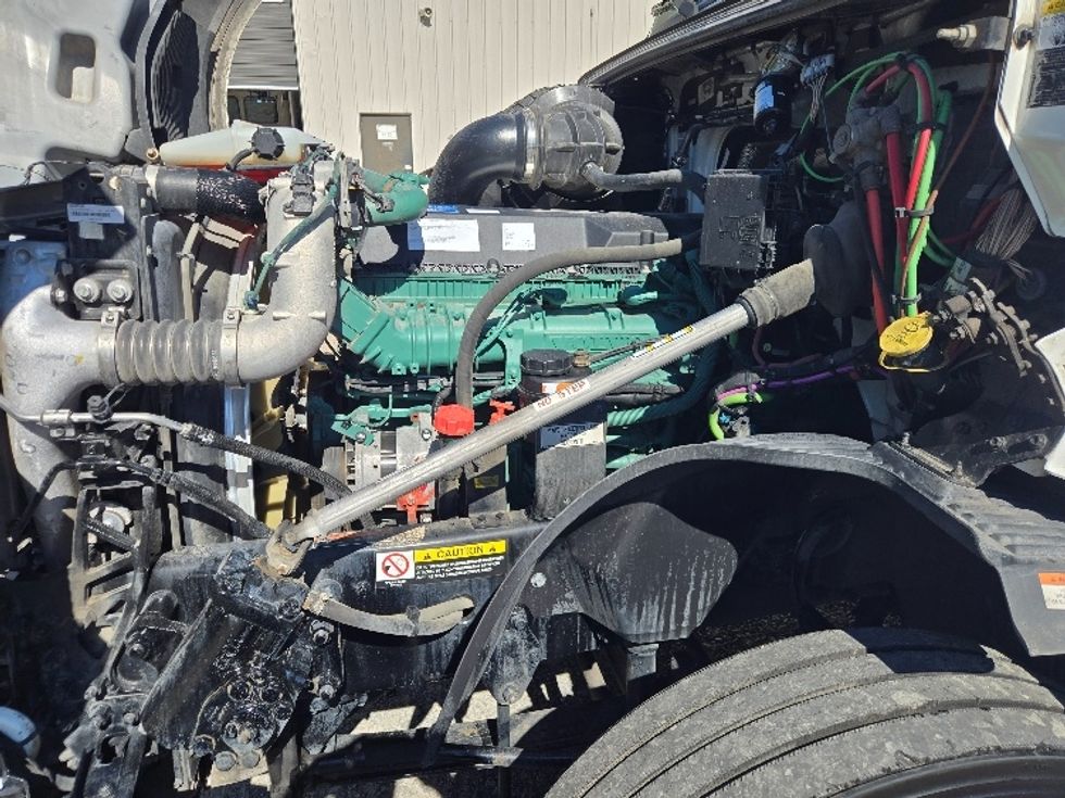 Sleeper Tractor-Heavy Duty Tractors-Volvo-2022-VNL64760-Monroe-LA-412,452\n\t\tmiles-$ 90,250 - Image 21
