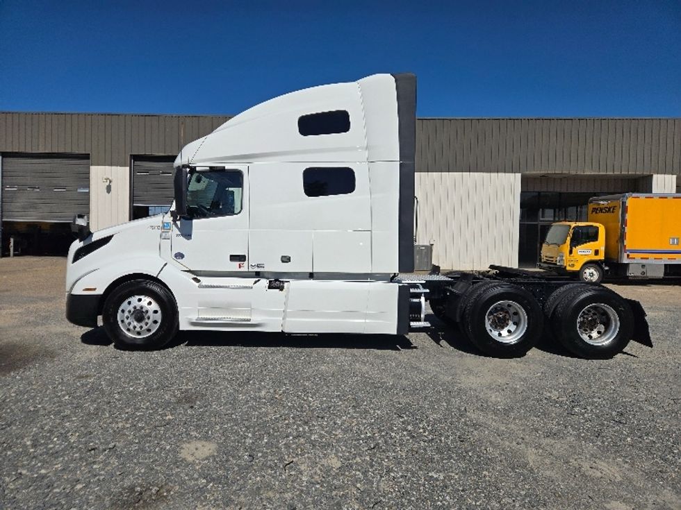 Sleeper Tractor-Heavy Duty Tractors-Volvo-2022-VNL64760-Monroe-LA-412,452\n\t\tmiles-$ 90,250 - Image 4