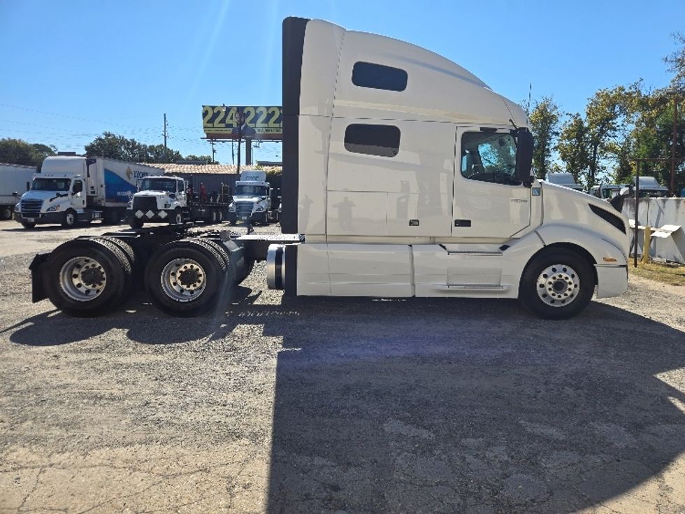Sleeper Tractor-Heavy Duty Tractors-Volvo-2022-VNL64760-Monroe-LA-412,452\n\t\tmiles-$ 90,250 - Image 8
