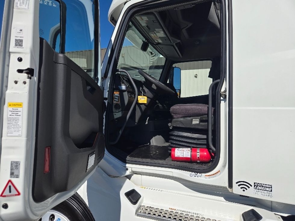 Sleeper Tractor-Heavy Duty Tractors-Volvo-2022-VNL64760-Monroe-LA-412,452\n\t\tmiles-$ 90,250 - Image 9