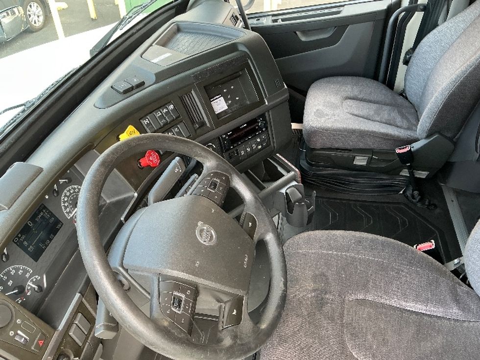 Sleeper Tractor-Heavy Duty Tractors-Volvo-2022-VNL64760-Montebello-CA-513,447\n\t\tmiles-$ 71,000 - Image 10