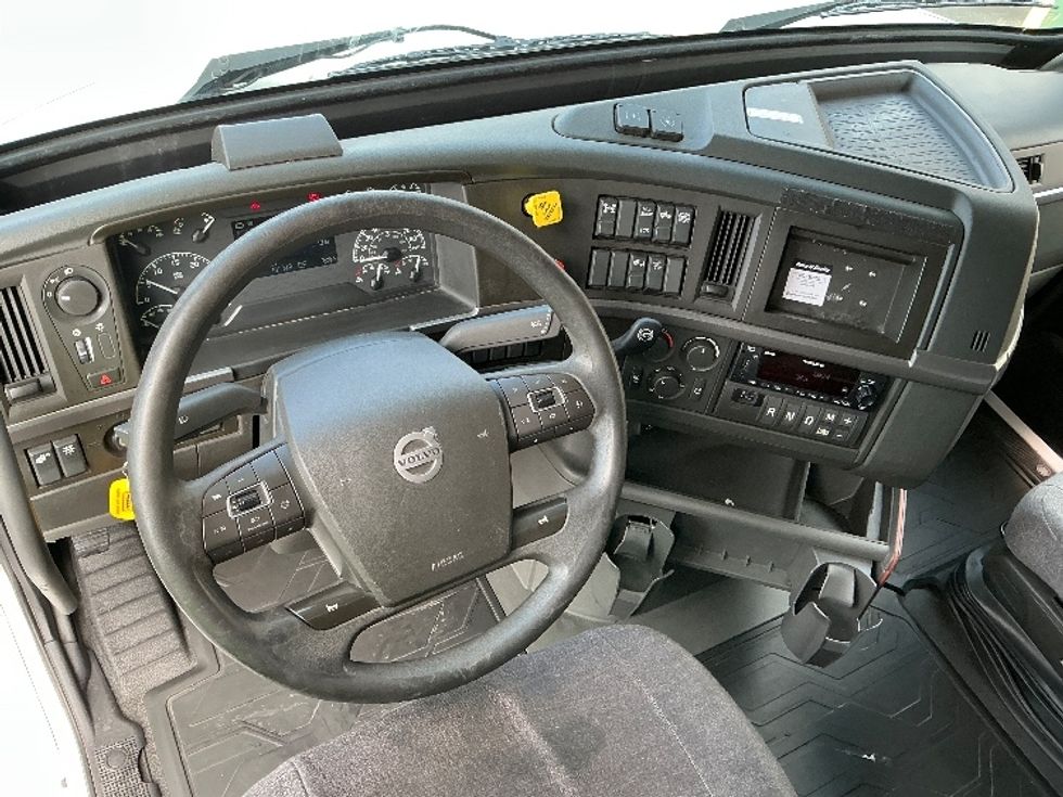 Sleeper Tractor-Heavy Duty Tractors-Volvo-2022-VNL64760-Montebello-CA-513,447\n\t\tmiles-$ 71,000 - Image 11
