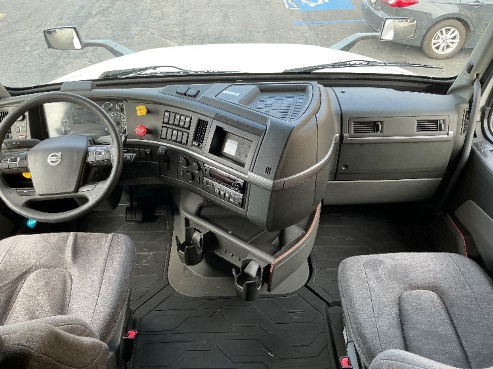 Sleeper Tractor-Heavy Duty Tractors-Volvo-2022-VNL64760-Montebello-CA-513,447\n\t\tmiles-$ 71,000 - Image 12